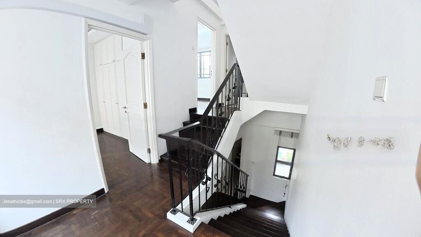 Kew Gate (D16), Terrace #509730561